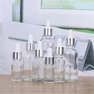 空のエッセンシャルオイルボトル